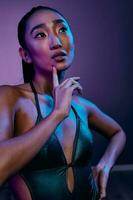 Frau bunt Schönheit lebendig Disko lila Neon- glühend Blau Mode Licht modisch stilvoll Gesicht foto