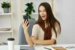 Lernen Lächeln Bildung Schüler Blogger Telefon Mädchen Laptop jung Selfie foto