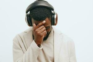 schwarz Mann Brille lächelnd Musik- Kopfhörer Kerl Mode dj afrikanisch Porträt amerikanisch Hintergrund foto
