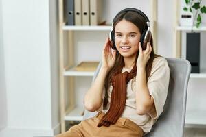 Lächeln glücklich Kopfhörer Teenager Telefon Lebensstil Musik- Mädchen Meditation Stuhl foto