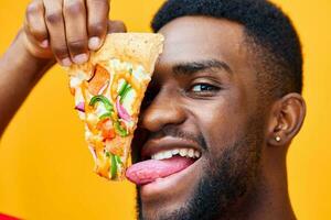 Lieferung Mann Pizza glücklich schnell schwarz heiter Essen Hintergrund halt Kerl Lächeln Essen foto