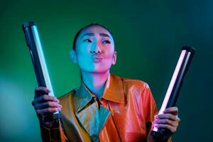 Frau posieren Neon- Schönheit Gelb Licht modisch bunt Grün Mode Disko foto