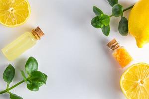 Spa-Kosmetik mit Zitrusfrüchten auf weißem Hintergrund. Ökoprodukt für alternative Medizin mit Zitrone.
