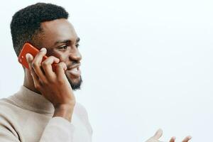 Technologie Mann glücklich Smartphone jung Handy, Mobiltelefon afrikanisch schwarz Geschäftsmann Telefon Lächeln foto