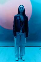 bunt Frau asiatisch Licht Mode Hipster Gesicht Neon- Schönheit Studio Modell- modisch foto
