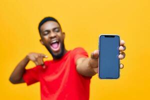schwarz Mann Technologie Gelb Handy, Mobiltelefon bunt Hintergrund Studio Telefon afrikanisch jung glücklich foto