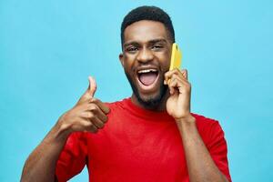 Mann männlich lächelnd afrikanisch jung glücklich schwarz Lächeln Telefon Technologie Hintergrund Handy, Mobiltelefon foto