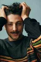 gut aussehend Mann Gesicht Lächeln positiv modisch Sweatshirt Modell- Porträt Copyspace Hipster Mode foto
