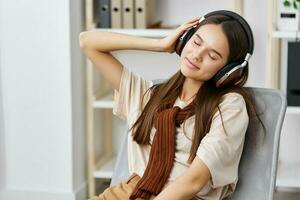 Lächeln Teenager Mädchen Lebensstil Telefon Meditation Musik- Kopfhörer glücklich Stuhl foto