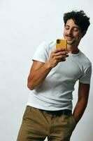 Lebensstil Mann Weiß beiläufig Botschaft online T-Shirt Hipster zuversichtlich Porträt Technologie Telefon foto