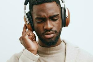 Mann Musik- amerikanisch Freude Kopfhörer Porträt Kerl Mode Hintergrund afrikanisch afrikanisch schwarz dj foto