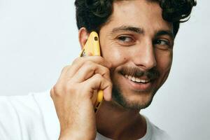 Weiß Mann Telefon online Hipster männlich Botschaft T-Shirt Technologie jung Porträt Lebensstil foto