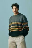 Hipster Mann Lächeln gut aussehend Haar Porträt Kerl isoliert Sweatshirt modisch Mode Gesicht Copyspace foto