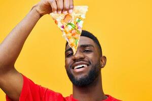 glücklich Mann Kerl Essen Essen Pizza Lächeln schnell Lieferung Hintergrund genießen hungrig schwarz foto