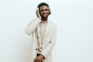 Modell- Mann amerikanisch Musik- dj Kerl afrikanisch schwarz Mode Kopfhörer Hintergrund Porträt positiv foto