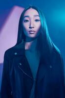Frau Konzept Porträt Kunst noir Krankheit asiatisch Neon- Blau Licht lila modisch bunt foto
