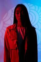 schwarz Frau Neon- bunt Konzept Hintergrund Rauch lila Porträt Kunst weiblich Licht modisch rot foto