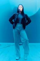 Neon- Frau Mode asiatisch Licht Hipster Schönheit modisch bunt Kleider Modell- foto
