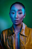 Frau glühend Licht Schönheit Neon- elegant asiatisch bunt modisch Mode Grün Gelb Disko foto