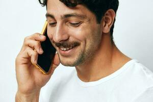 Weiß Mann Telefon Botschaft Modell- Hipster T-Shirt online Porträt Lebensstil Technologie foto