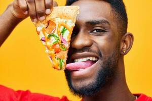 schnell Mann Studio Kerl schwarz afro Lieferung Hintergrund Essen Pizza Lächeln Essen glücklich foto