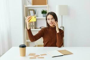 Selfie Lernen Laptop jung Telefon Mädchen Blogger Bildung Schüler Lächeln foto