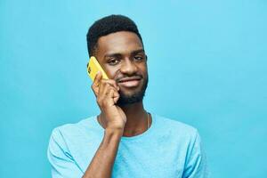 Mann afrikanisch Handy, Mobiltelefon Lächeln Hintergrund glücklich Technologie schwarz afro Telefon Botschaft jung foto