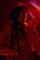 Frau Konzept rot Licht Porträt Herrlich kaukasisch bunt modisch Neon- modern Mode Kunst foto