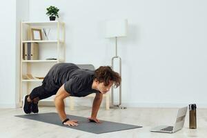 Mann Zuhause gesund Lebensstil Sport Aktivität Gesundheit Ausbildung Yoga Innen- Haus foto