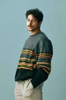 Mann Gesicht glücklich Sweatshirt Hipster gut aussehend Mode Lächeln Copyspace Porträt modisch foto