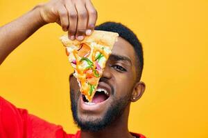 Mann glücklich schnell Kerl Pizzeria Hintergrund schwarz Essen rot Lächeln Lieferung Essen Pizza foto