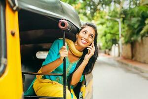 indisch Frau im ein Tuk Tuk foto