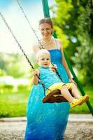 Mutter und Sohn im das Park foto