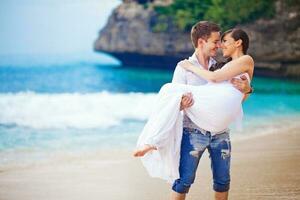 schön neu verheiratet Paar. Flitterwochen und Hochzeit Konzept foto