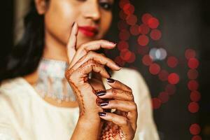 schön indisch Ehefrau mit Henna auf das Hände foto