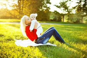 Mutter und Tochter im Park foto