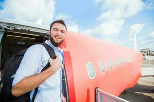 Amateur Stil Foto von Backpacker Einsteigen das Flugzeug