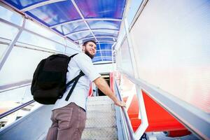 Amateur Stil Foto von Backpacker Einsteigen das Flugzeug