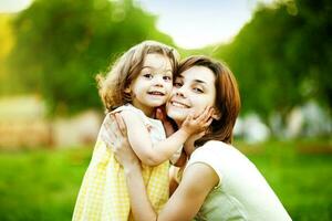 Mutter und Tochter im Park foto