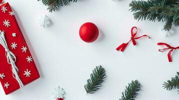 3d Rendern von oben Aussicht Weihnachten Hintergrund mit Geschenke, Tanne Baum Geäst, rot Dekorationen auf Weiß Hintergrund. foto