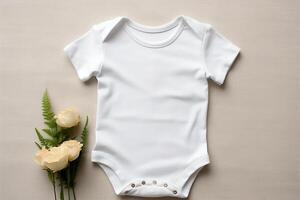 Weiß Baby Bodysuit und Blumen auf Weiß hölzern Hintergrund, oben Aussicht ai generiert foto