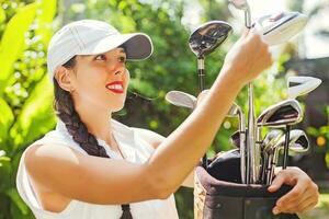 Frau mit Golf Ausrüstung foto