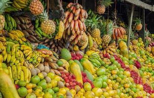 Regal von viele frisch Früchte, frisch Obst Stall, Konzept von Früchte und gesund Essen, Verkauf von verschiedene Früchte foto