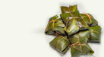 Aussicht von hausgemacht nicaraguanisch nacatamales mit Banane Blatt auf Weiß Hintergrund, traditionell Essen Mexikaner nacatamales isoliert. traditionell nacatamales im Banane Blätter isoliert foto