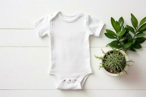 Weiß Baby Bodysuit und Blumen auf Weiß hölzern Hintergrund, oben Aussicht ai generiert foto