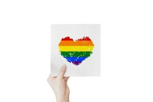 Hände halten Papier mit Herz gestalten lgbtq Farbe, isoliert auf Weiß. Transgender Paar Freiheit Liebe Konzept. foto