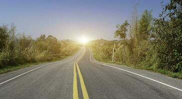 leeren Asphalt Straße beim Sonnenaufgang oder Sonnenuntergang Hintergrund. Landschaft Landschaft. foto