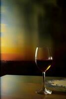 ein Glas von Wein Sitzung auf oben von ein Tisch. ai generiert foto