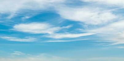 Blau Himmel gegen Sanft Weiß Wolken. schön natürlich Wolkenlandschaft Hintergrund. foto