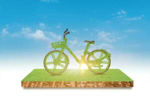 Grün Fahrrad Fahren Grün Gras Feld Über Blau Himmel Hintergrund. Umgebung und Ökologie Konzept foto